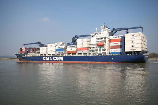 France: Normandie, Seine Maritime, vallee de la Seine, grand port de mer de Rouen, porte container, navire Cma-Cgm, porte conteneurs, depart du qgcm terminal de Moulineaux, route, descente de Seine,