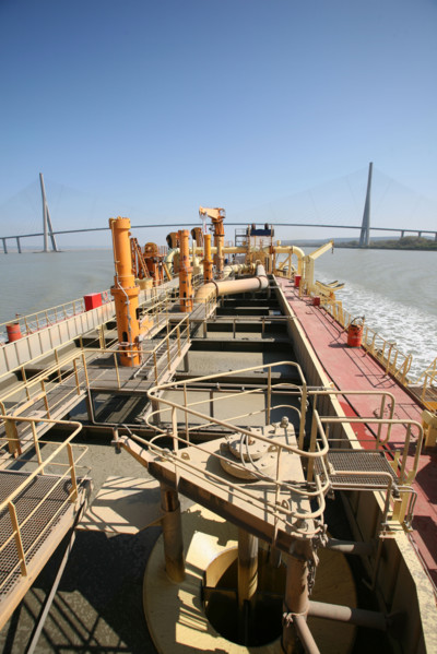 France: Normandie, Seine Maritime, vallee de la Seine, grand port de mer de Rouen, drague Daniel Laval en action aux abords du pont de Normandie