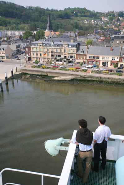 France: Normandie, Seine Maritime, vallee de la Seine, grand port de mer de Rouen, descente de Seine du CMA-CGM Fort Saint Pierre, porte conteneurs, container, passager, touriste sur cargo, rives du f...