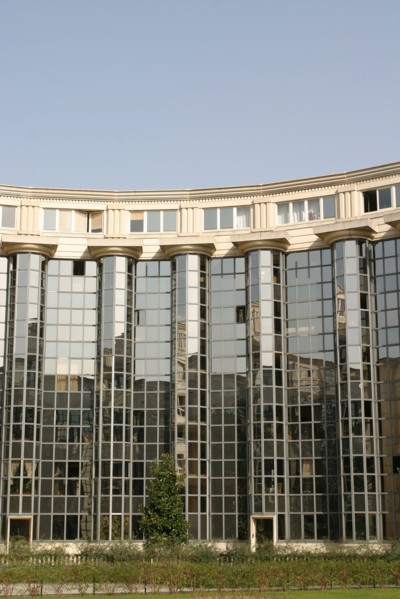 France, Paris 14e, Montparnasse, place de catalogne, architecte riccardo bofill, jardin, fenetres, verre, immeuble,