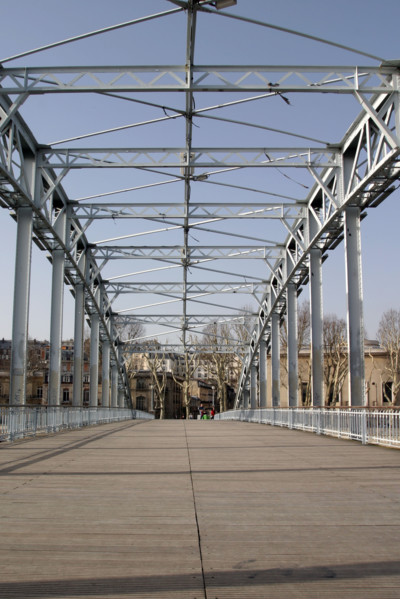 France, Paris 16e, passerelle debilly, pont metallique, sol en bois, quai branly, passants,