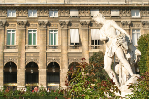 France, Paris 1e, palais royal, jardins, sculpture, statue, pavillons, immeubles de rapport,