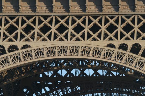 Sur le premier etage figurent les noms de ingenieurs ayant participe a la construction,