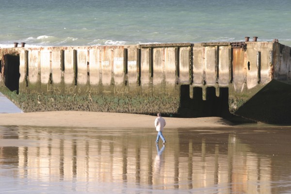 France, Normandie, calvados, arroManches, plages du debarquement, caisson phenix, homme qui marche, seconde guerre mondiale,