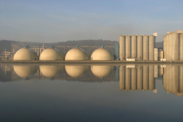 France: Normandie, Seine Maritime, vallee de la Seine, grand port de mer de Rouen, silos a cereales, reflet dans l'eau, oeufs,