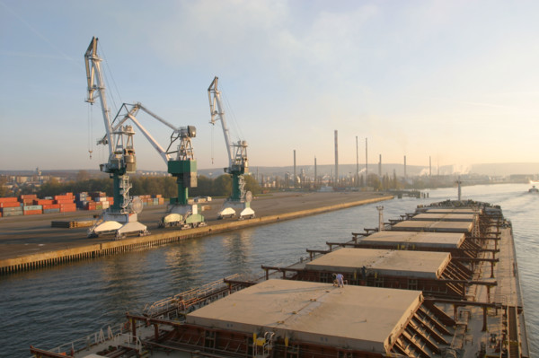 France: Normandie, Seine Maritime, vallee de la Seine, grand port de mer de Rouen, cargo descendant la Seine, vraquier, cereales, grues, terminals sacs
