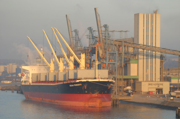 France: Normandie, Seine Maritime, vallee de la Seine, grand port de mer de Rouen, terminal cerealier, silo senalia