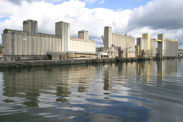 France : Normandie, Seine Maritime, vallee de la Seine, grand port de mer de Rouen, terminal cerealier, reflet dans l'eau