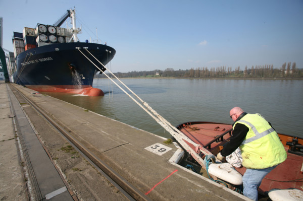 France : Normandie, Seine Maritime, vallee de la Seine, grand port de mer de Rouen, lamaneurs, amarrage d'un porte conteneur " safmarine europe" au terminal qgcm de moulineaux, navire Cma-Cgm Fort sai...