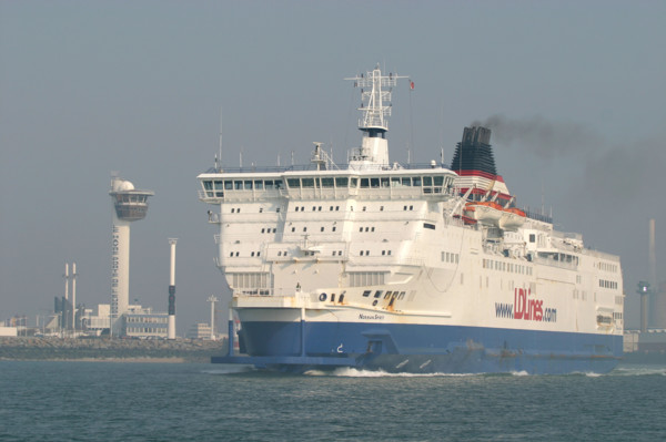 France : Normandie, Seine Maritime, le havre, port, ferry LD lines quittant le port, louis dreyfus, transmanche, bateau norman spirit, capitainerie, tour, vigie,