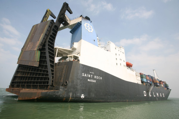 France : Normandie, Seine Maritime, vallee de la Seine, grand port de mer de Rouen, montee du navire Saint Roch, roro, roulier, porte arriere,