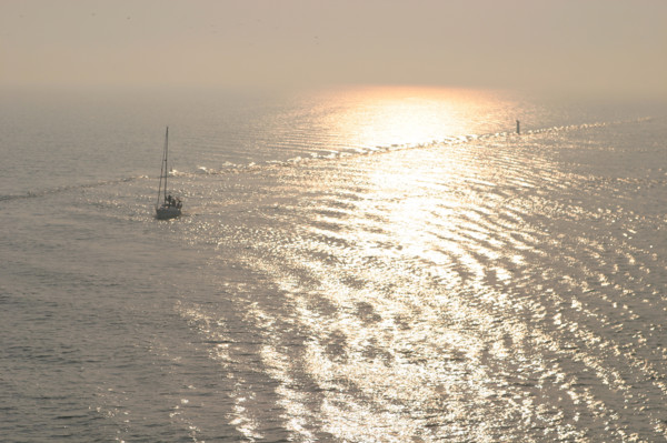 France : Normandie, Seine Maritime, vallee de la Seine, grand port de mer de Rouen, montee de Seine, coucher de soleil, voilier,