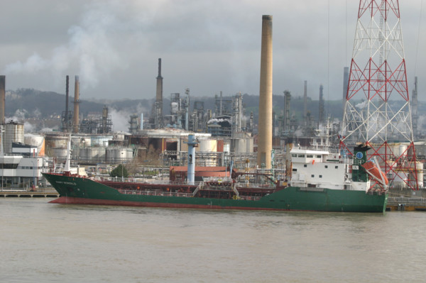 France : Normandie, Seine Maritime, vallee de la Seine, grand port de mer de Rouen, terminal petrolier de Port-Jerome, raffinerie,