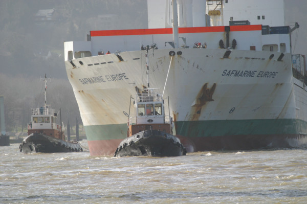 France : Normandie, Seine Maritime, vallee de la Seine, grand port de mer de Rouen, port de Rouen remorquage Sormar-Thomas L., operations de remorquage, terminal conteneurs de Moulineaux, porte conten...