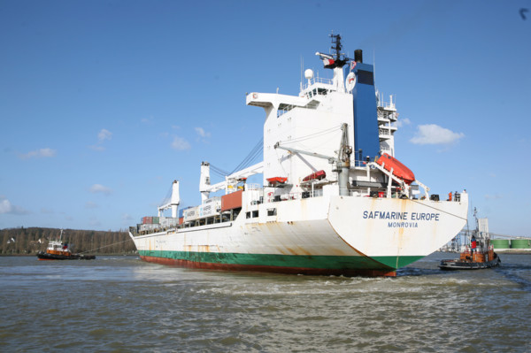 France : Normandie, Seine Maritime, vallee de la Seine, grand port de mer de Rouen, port de Rouen remorquage Sormar-Thomas L., operations de remorquage, terminal conteneurs de Moulineaux, porte conten...
