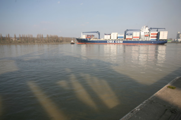 France : Normandie, Seine Maritime, vallee de la Seine, grand port de mer de Rouen, remorquage Sormar-Thomas L., operations de remorquage, terminal conteneurs de Moulineaux, porte conteneurs, containe...