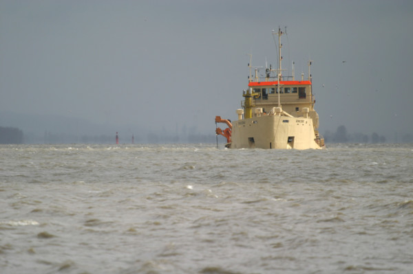 France : Normandie, Seine Maritime, vallee de la Seine, grand port de mer de Rouen, Drague Ronceray faisant route aux abord d'Honfleur,