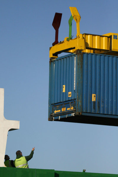 France : Normandie, Seine Maritime, vallee de la Seine, grand port de mer de Rouen, terminal forestier westerlund, dechargement du navire papetier Midas, docker, conteneur, container, grue,