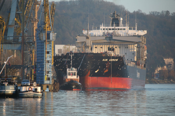 France : Normandie, Seine Maritime, vallee de la Seine, grand port de mer de Rouen, cargo, navire a l'accostage, silo cerealier Soufflet a Dieppedalle croisset, remorqueur, 
remorqueur