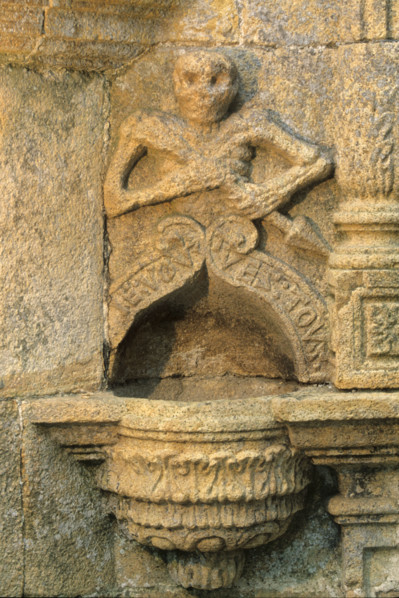 France, Bretagne, Finistere nord, circuit des enclos paroissiaux, enclos paroissial de la roche maurice, figure de l'ankou au dessus du benitier, symbole de la mort violente,
