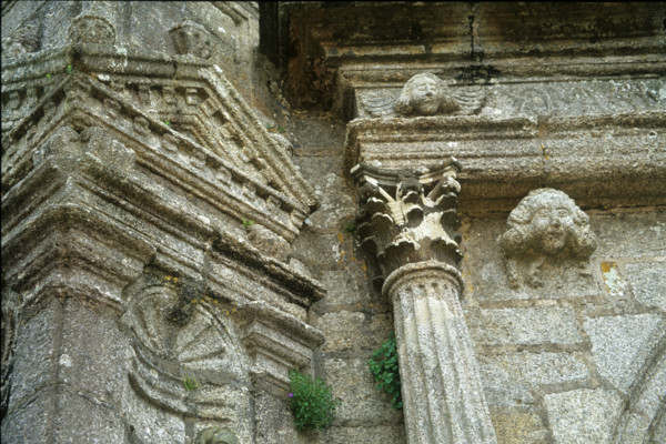 France, Bretagne, Finistere nord, circuit des enclos paroissiaux, enclos paroissial de commana, porche sud de l'eglise, niche renaissance, chapiteau de colonne,