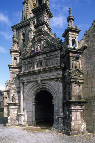 France, Bretagne, Finistere nord, circuit des enclos paroissiaux, enclos paroissial de commana, porche sud de l'eglise