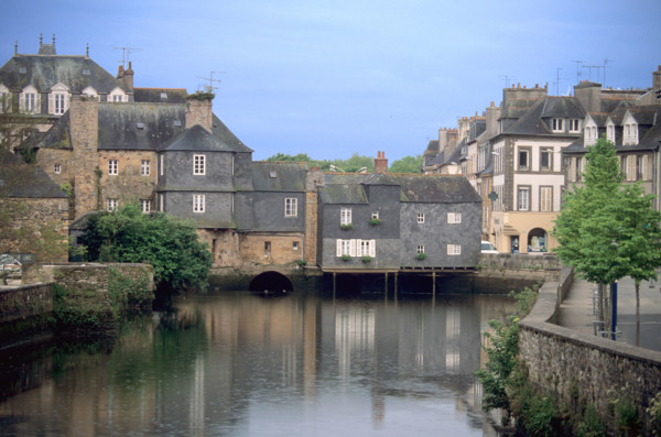 France, Bretagne, Finistere nord, landerneau, pont de rohan, habitations, maisons bardage d'ardoise,