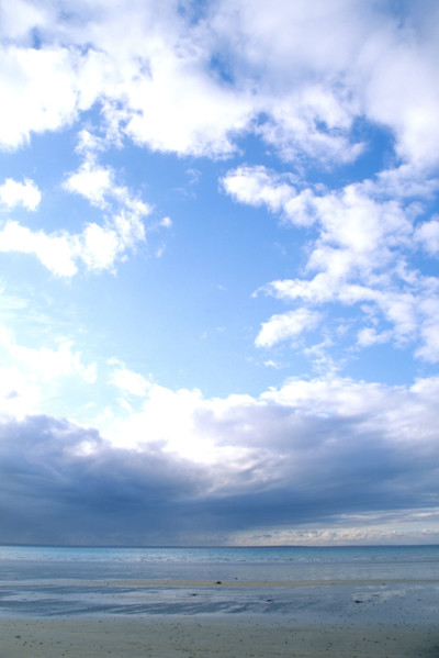 France, Bretagne, Cotes d'Armor, cote d'Emeraude, pleneuf val Andre, ciel nuageux avec une belle eclaircie, de ciel bleu, maree basse,