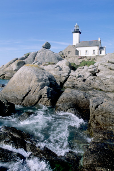France, Bretagne, Finistere nord, cotes des abers, brignogan plages, pointe de pontusval, vague se brisant sur les rochers, phare,