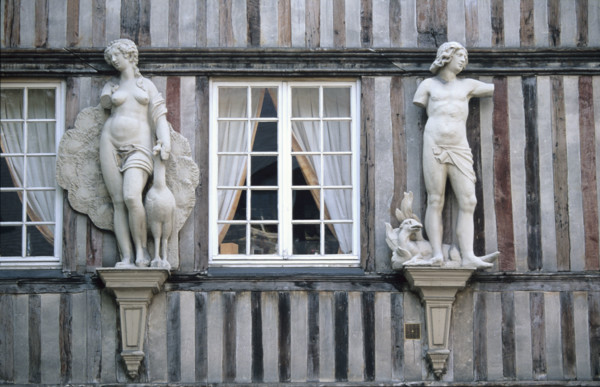 France, Haute Normandie, Seine Maritime, Rouen, statues, maison a colombages, pans de bois, statues, personnages, fenetre, rue d'Amiens 
hotel d'etancourt,