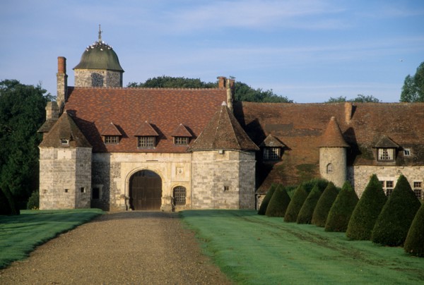 France, Haute Normandie, Seine Maritime, varengeville, manoir d'ango, porterie, entree, chemin, allee bordee d'arbre tailles,