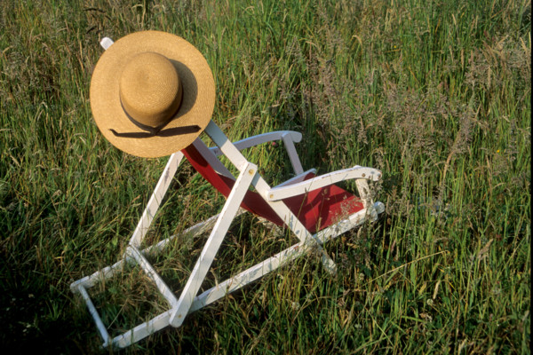 France, Bretagne, Cotes d'Armor, chaise longue avec chapeau de paille dans l'herbe, transat, chilienne, repos, farniente, vacances,