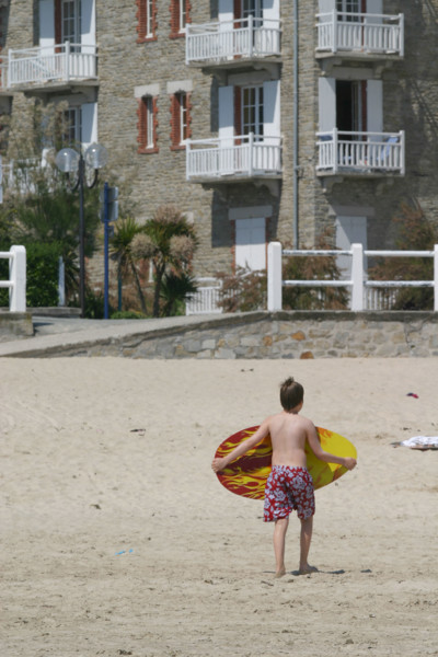 France, Bretagne, Cotes d'Armor, cotes d'Emeraude, saint cast le guildo, la grande plage, adolescent, planche de surf,