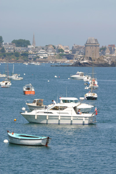 France, Bretagne, Cotes d'Armor, vallee de la rance, au niveau du barrage de la rance
vers la mer, bateaux de plaisance,