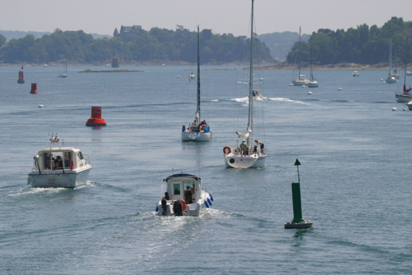 France, Bretagne, Cotes d'Armor, vallee de la Rance, au niveau du barrage de la Rance
voiliers et vedettes passant l'ecluse, vers l'amont,