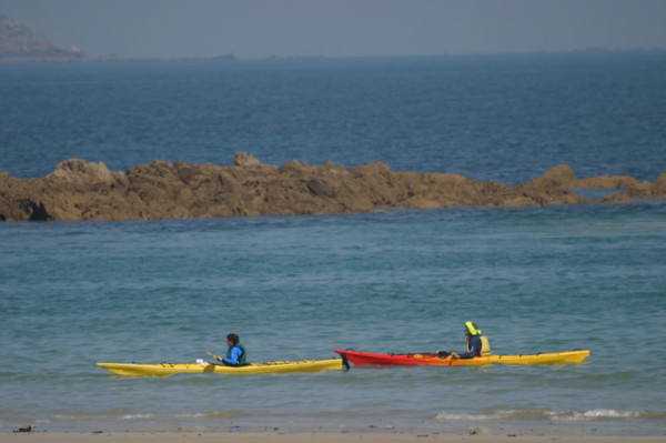 France, Bretagne, Cotes d'Armor, cote de granit rose, perros guirec, plage de trestraou, kayak de mer, rocher,