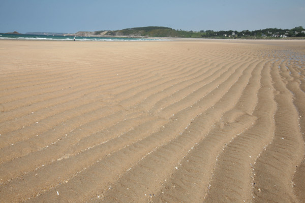 France, Bretagne, Cotes d'Armor, cote d'Emeraude, sables d'or les pins, la plage, ondes sur le sable, maree basse,