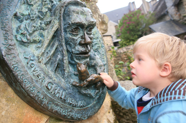 France, Bretagne, Finistere sud, Cornouaille, Pont Aven, centre ville, promenade Xavier Grall, sculpture hommage a l'ecrivain, enfant 4 ans, personnage ok,