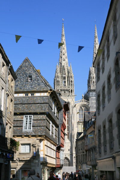 France, Bretagne, Finistere sud, Cornouaille, Quimper, rue kereon, habitat traditionnel, clocher de la cathedrale, maisons medievales, rue pietonne, centre ville, colombages, pans de bois,