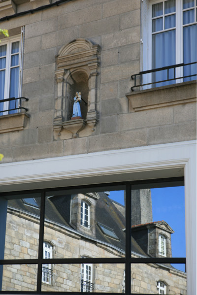 France, Bretagne, Finistere sud, Cornouaille, Quimper, rue kereon, habitat traditionnel se refletant dans une facade contemporaine,