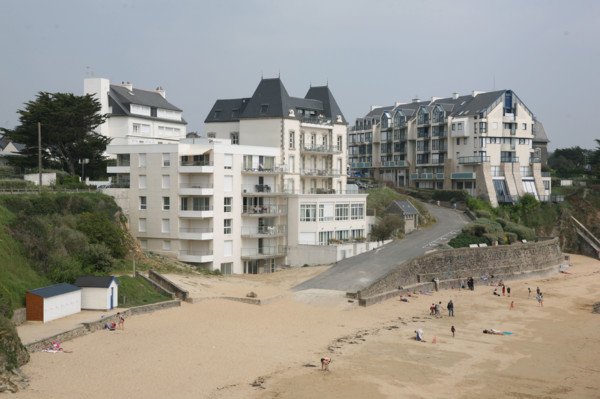 France, Bretagne, Finistere sud, Cornouaille, le pouldu, plage, residences de vacances, habitat saisonnier, immeubles,