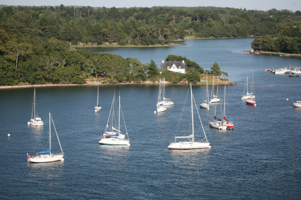 France, Bretagne, Finistere sud, Cornouaille, Benodet, l'odet au nivau du pont de Cornouaille, panorama, voiliers, bateaux de plaisance, courbe,