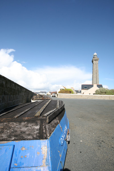 France, Bretagne, Finistere sud, pays bigouden, saint guenole, pres du phare d'Eckmuhl, barque retournee sur le quai,