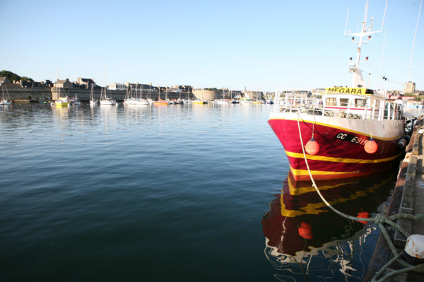 France, Bretagne, Finistere sud, Cornouaille, Concarneau, la ville close, fortification vauban, port de peche, chalutier, bateau, maisons, le passage