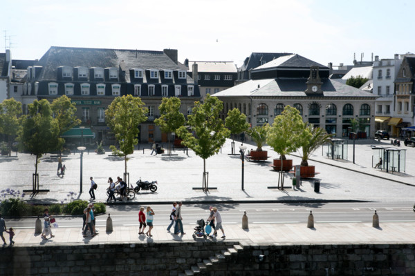 France, Bretagne, Finistere sud, Cornouaille, Concarneau, vue depuis le beffroi, le qiuai peneroff, face a la ville close, passants, touristes, centre ville, les halles,