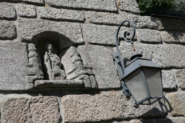 France, Bretagne, Finistere sud, Cornouaille, Concarneau, la ville close, lampadaire, niche, granit, decor, statuette, sculpture, habitat traditionnel,