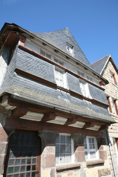 France, Bretagne, Finistere, rade de brest, presqu'ile de crozon, canal de nantes a brest, le faou, village, petite cite de caractere, habitat traditionnel, maisons anciennes, encorbellement, pignons ...