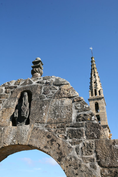 France, Bretagne, Finistere, rade de brest, presqu'ile de crozon, landevennec, detail arche de l'eglise, clocher, religion, sculpture, statuue vierge,