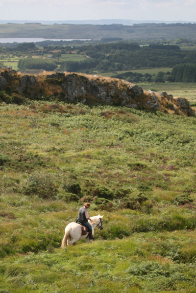 France, Bretagne, Finistere, monts d'arree, au sommet du roc'h trevezel, point culminant a 364 metres, rochers, paysage, randonnee a cheval, cavalier, lande,