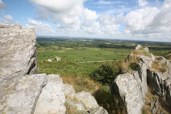 France, Bretagne, Finistere, monts d'arree, au sommet du roc'h trevezel, point culminant a 364 metres, paysage, rochers, lande sauvage,